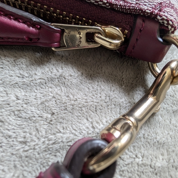 Coach Wristlet-8x5 - EUC - Picture 9 of 11